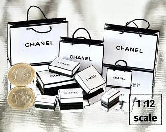 chanel miniatuur kopen|Chanel Miniatuur: Een Tijdloze Collectie in het Klein.